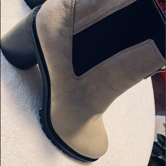 Find Shoes - Brand New Fine Leather/Suede Ankle Boots By FIND - box 23